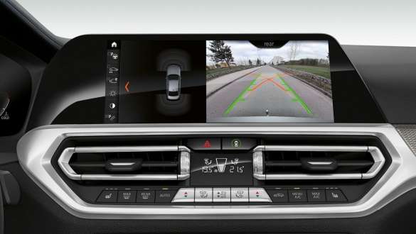 BMW 3er Limousine (G20), Parking Assistant Plus. Frontale Nahaufnahme des Cockpit Displays der BMW 3er Limousine (G20) mit Parking Assistant Plus.