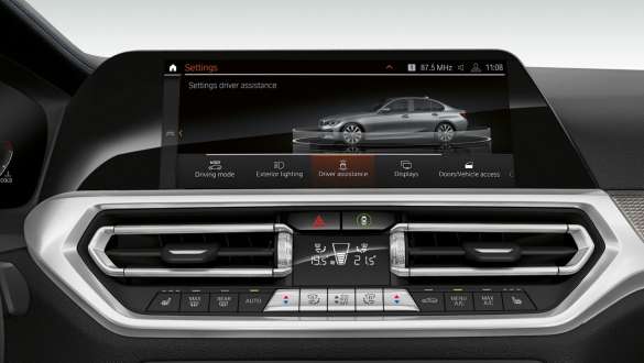 BMW 3er Limousine (G20), Driving Assistant Professional. Frontale Nahaufnahme des Cockpit Displays der BMW 3er Limousine (G20) mit Driving Assistant Professional.