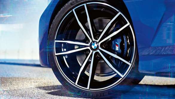 BMW 3er Limousine (G20), M Sportbremse. Detailansicht des Rades der BMW 3er Limousine (G20) mit M Sportbremse.