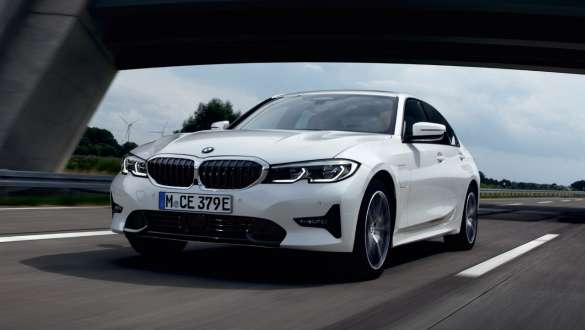 Plug-In Hybrid BMW 3er Limousine 2021 G20 Dreiviertel-Frontansicht fahrend Plug-In Hybrid BMW 3er Limousine 2021 G20 Dreiviertel-Frontansicht fahrend auf der Straße