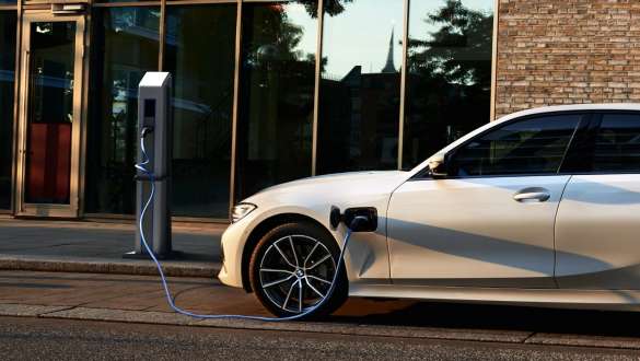 Plug-In Hybrid BMW 3er Limousine 2021 G20 Seitenansicht Plug-In Hybrid BMW 3er Limousine 2021 G20 Seitenansicht an Ladestation
