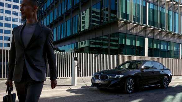 BMW 3er Limousine Plug-in-Hybrid G20 Dreiviertel-Seitenansicht ladend BMW 3er Limousine Plug-in-Hybrid G20 Dreiviertel-Seitenansicht ladend mit Model