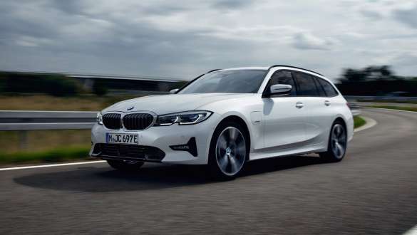 Plug-In Hybrid BMW 3er Touring 2021 G21 Dreiviertel-Frontansicht fahrend Plug-In Hybrid BMW 3er Touring 2021 G21 Dreiviertel-Frontansicht fahrend auf Straße