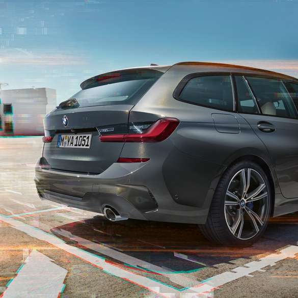 BMW 3er Touring, Dreiviertel-Heckaufnahme auf Parkplatz BMW 3er Touring, Dreiviertel-Heckaufnahme auf Parkplatz in urbaner Umgebung