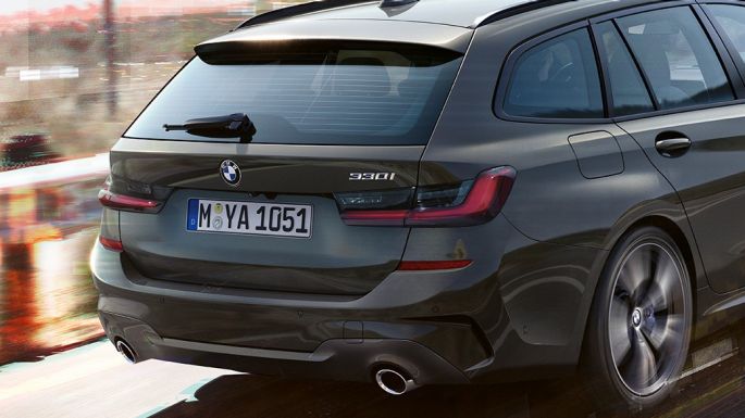 BMW 3er Touring, Dreiviertel-Heckaufnahme BMW 3er Touring, Dreiviertel-Heckaufnahme im Fahren auf Brücke vor ländlicher Umgebung