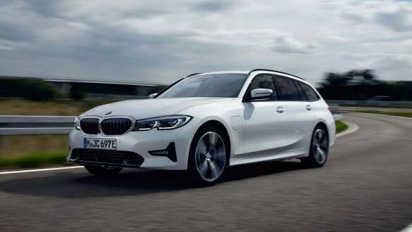 Plug-in Hybrid BMW 3er Touring 2021 G21 Dreiviertel-Frontansicht fahrend Plug-in Hybrid BMW 3er Touring 2021 G21 Dreiviertel-Frontansicht fahrend auf Straße