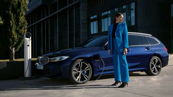 BMW 3er Touring Plug-In Hybrid G21 Dreiviertel-Seitenansicht ladend BMW 3er Touring Plug-In Hybrid G21 Dreiviertel-Seitenansicht ladend mit Model