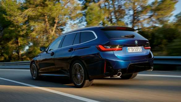 BMW 3er Touring Plug-In Hybrid G21 Dreiviertel-Heckansicht BMW 3er Touring Plug-In Hybrid G21 Dreiviertel-Heckansicht fahrend
