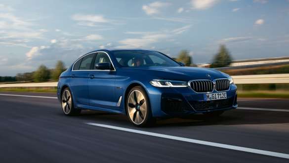 BMW 5er Limousine Plug-In Hybrid 2021 G30 Dreiviertel-Frontansicht fahrend BMW 5er Limousine Plug-In Hybrid 2021 G30 Dreiviertel-Frontansicht fahrend auf Straße