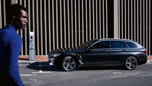 Plug-in-Hybrid BMW 5er Touring 2021 G31 LCI Seitenansicht ladend Plug-in-Hybrid BMW 5er Touring 2021 G31 LCI Seitenansicht ladend mit Model