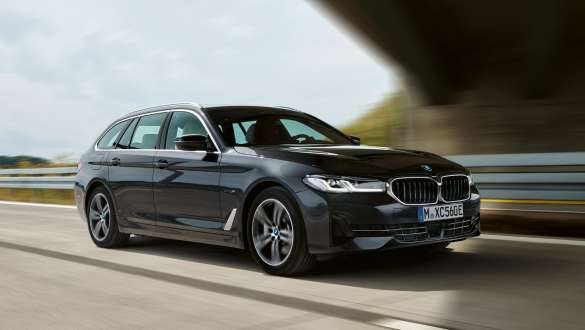 Plug-in-Hybrid BMW 5er Touring 2021 G31 LCI Dreiviertel-Frontansicht fahrend Plug-in-Hybrid BMW 5er Touring 2021 G31 LCI Dreiviertel-Frontansicht fahrend auf Straße