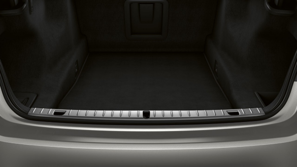 BMW 7er Limousine Edelstahl-Ladekante BMW 7er Limousine: Nahaufnahme der Edelstahl-Ladekante im geöffneten Kofferraum