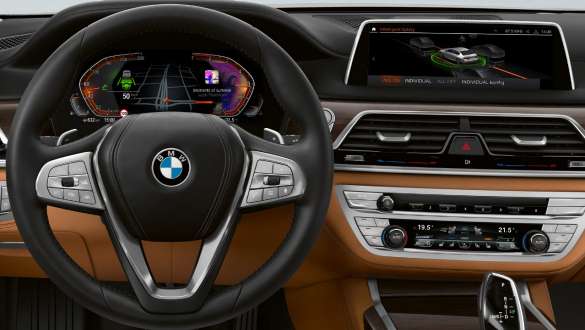 BMW 7er Limousine: Driving Assistant Professional BMW 7er Limousine: Display und Instrumentenkombination zeigt Driving Assistant Professional