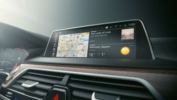 BMW 7er Limousine: BMW Operating System 7.0 BMW 7er Limousine: Display zeigt BMW Operating System 7.0