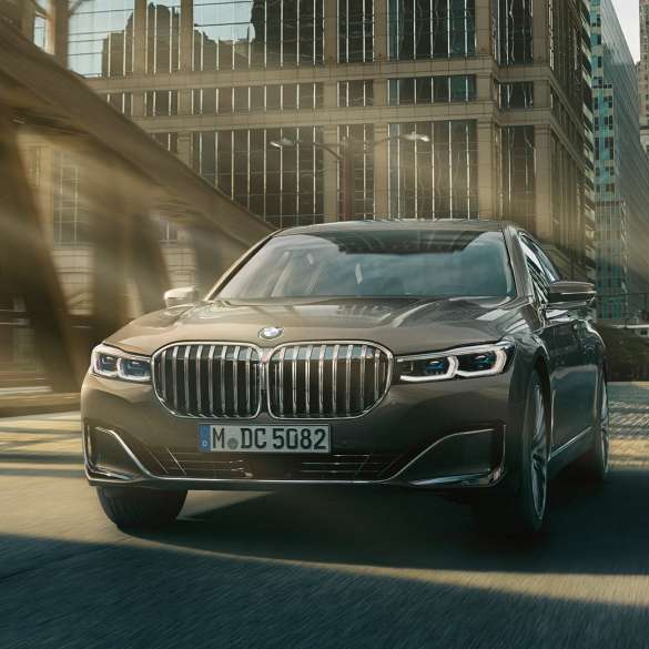BMW 7er Limousine Fahrerassistenzsysteme Fahrerassistenzsysteme: BMW 7er Limousine fährt vor urbaner Kulisse