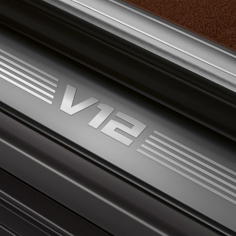 BMW Einstiegsleiste mit V12-Schriftzug BMW M760Li xDrive: Nahaufnahme der Einstiegsleiste mit V12-Schriftzug