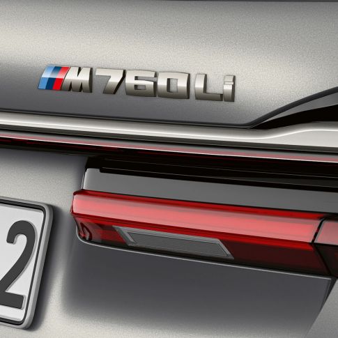 BMW 7er Limousine: Nahaufnahme des BMW M760Li Badge BMW 7er Limousine: Nahaufnahme des BMW M760Li Badge am Heck
