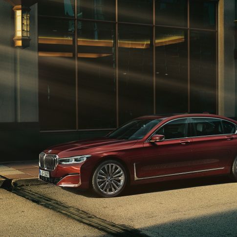 BMW Individual 7er Limousine, Seitenansicht BMW Individual 7er Limousine in rot in Seitenansicht vor urbaner Kulisse