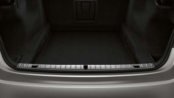 BMW 7er Limousine Edelstahl-Ladekante BMW 7er Limousine: Nahaufnahme der Edelstahl-Ladekante im geöffneten Kofferraum