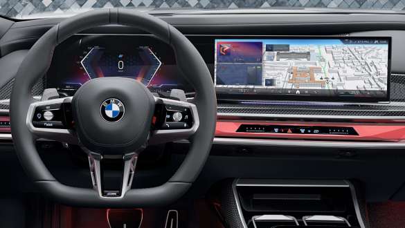 Fahrer bedient im BMW das Zentraldisplay Fahrer bedient im BMW das Zentraldisplay per Touchfunktion