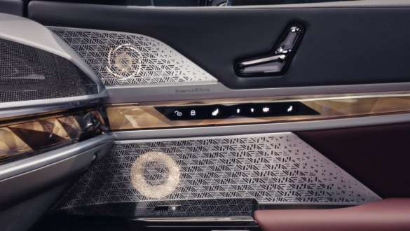 Bowers & Wilkins Diamond Surround Sound System an Beifahrertür BMW 7er Limousine G70 ICE 740d xDrive M Sportpaket BMW 7er Limousine G70 ICE 740d xDrive M Sportpaket Innenraumansicht Bowers & Wilkins Diamond Surround Sound System an Beifahrertür Nahaufnahme