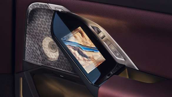 Touchscreen an der Fondtür BMW 7er Limousine G70 ICE 740d xDrive M Sportpaket BMW 7er Limousine G70 ICE 740d xDrive M Sportpaket Innenraumansicht Touchscreen an der Fondtür Nahaufnahme