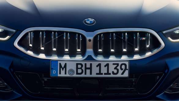 BMW Niere Iconic Glow des BMW 8er Gran Coupé G16 LCI Facelift 2022 Des BMW 8er Gran Coupé G16 LCI Facelift 2022 BMW Individual Frozen Tansanitblau metallic BMW Niere Iconic Glow