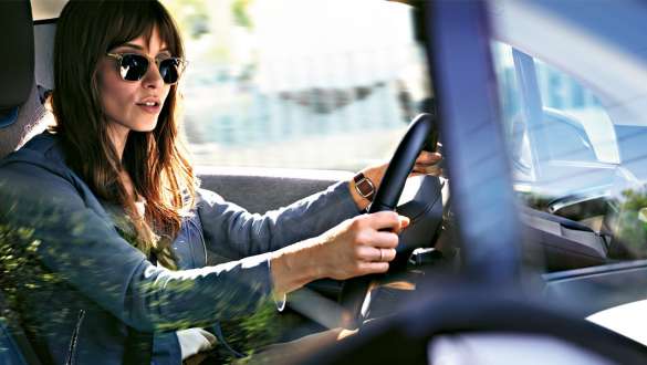 Frau mit Sonnenbrille fährt einen BMW i3 I01 Frau mit Sonnenbrille fährt einen BMW i3 I01