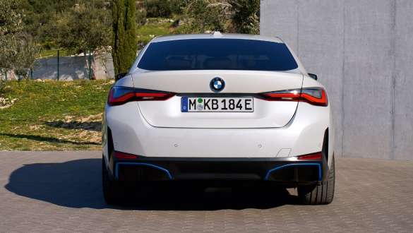 Heckansicht BMW i4 eDrive40 G26 2021 parkend BMW i4 eDrive40 G26 2021 Mineralweiß Heckansicht parkend