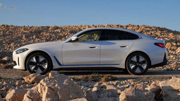 Seitenansicht im Gelände BMW i4 eDrive40 G26 2021 BMW i4 eDrive40 G26 2021 Mineralweiß Seitenansicht im Gelände