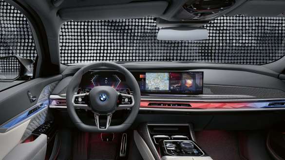 Cockpit BMW M760e xDrive Limousine G70 Cockpit mit M Lenkrad, BMW Curved Display und Interaction Bar BMW M760e xDrive Limousine G70