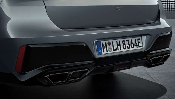 Heckdesign mit Abgasanlage BMW M760e xDrive Limousine G70 Heckansicht mit Abgasanlage in 4-Rohr-Optik BMW M760e xDrive Limousine G70 BMW Individual Two-Tone Lackierung Saphirschwarz metallic BMW Individual Dravitgrau metallic Nahaufnahme