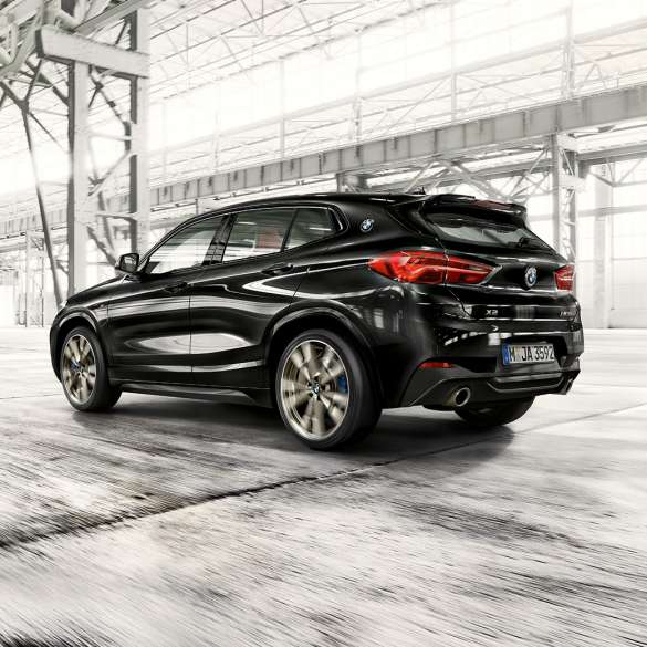 Fahrdynamik BMW X2 M35i Fahrdynamik BMW X2 M35i Saphirschwarz metallic F39 2018 Dreiviertel-Heckansicht