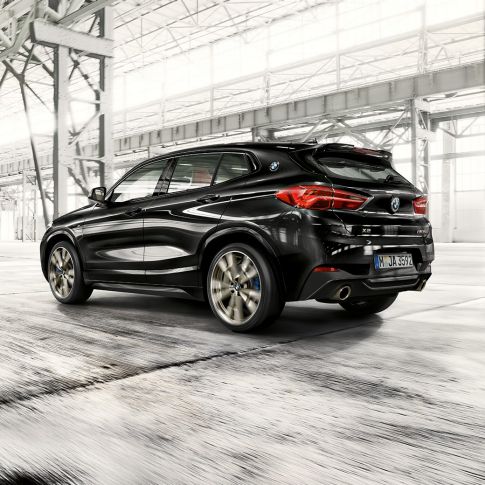 M Heckspoiler BMW X2 M35i M Heckspoiler BMW X2 M35i Saphirschwarz metallic F39 Dreiviertel-Heckansicht