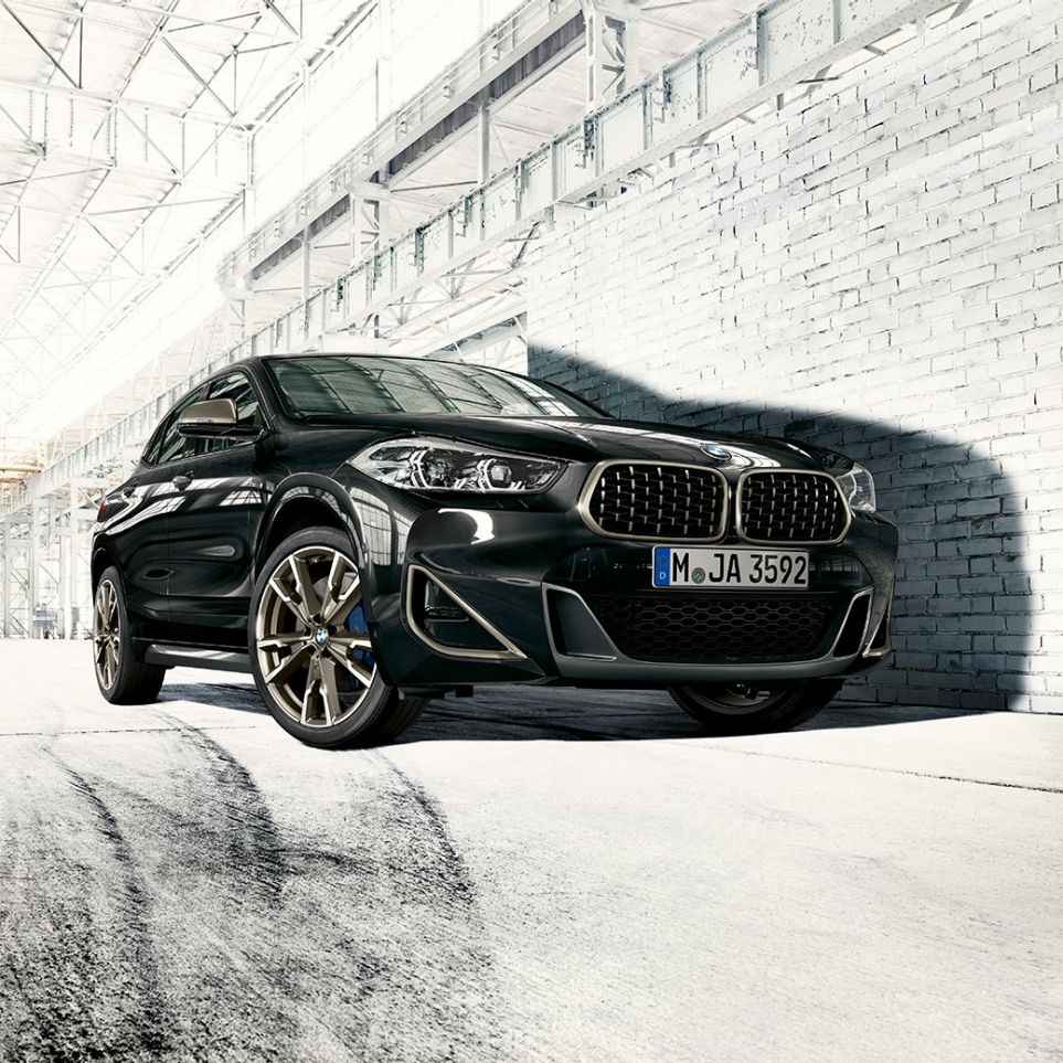 Doppelniere BMW X2 M35i BMW Doppelniere BMW X2 M35i Saphirschwarz metallic F39 Dreiviertel-Frontansicht