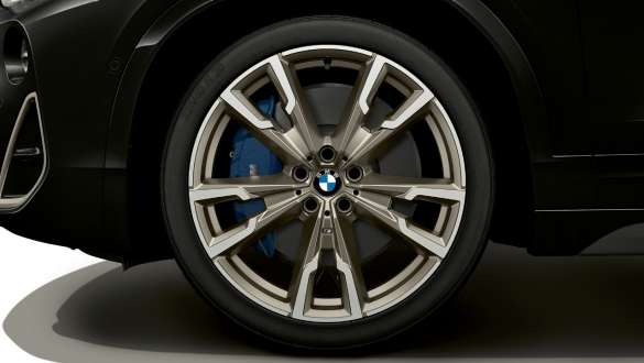 M Sportbremse BMW X2 M35i M Sportbremse BMW X2 M35i Saphirschwarz metallic F39 Nahaufnahme Rad