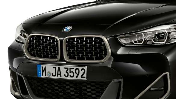 Doppelniere BMW X2 M35i BMW Doppelniere in Ceriumgrau BMW X2 M35i Saphirschwarz metallic F39 Dreiviertel-Frontansicht