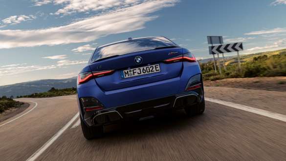 Adaptives M Fahrwerk BMW i4 M50 G26 2021 Adaptives M Fahrwerk BMW i4 M50 G26 2021 BMW Individual Frozen Portimao Blau Nahaufnahme seitliche Front