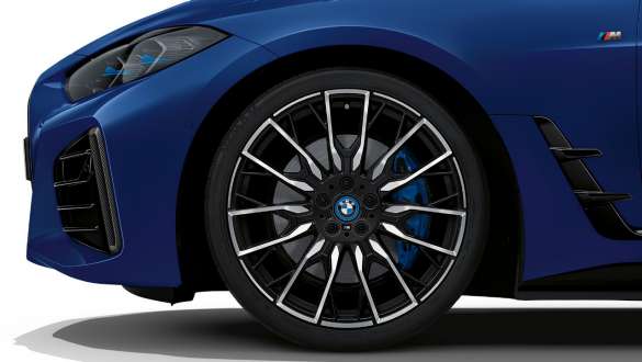 M Technik Paket BMW i4 M50 G26 2021 M Technik Paket BMW i4 M50 G26 2021 BMW Individual Frozen Portimao Blau metallic Nahaufnahme Rad