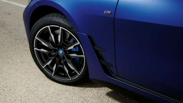 M Sportbremse BMW i4 M50 G26 2021 M Sportbremse BMW i4 M50 G26 2021 BMW Individual Frozen Portimao Blau metallic Nahaufnahme Rad von oben