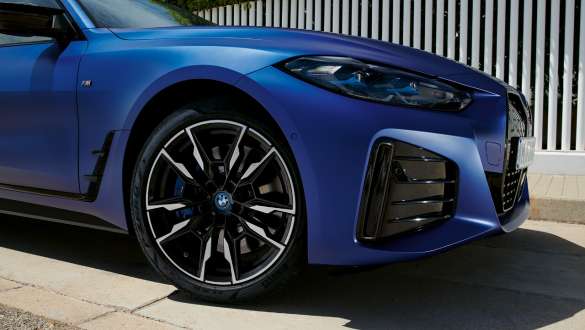 BMW xDrive BMW i4 M50 G26 2021 BMW xDrive BMW i4 M50 G26 2021 BMW Individual Frozen Portimao Blau metallic FHeckansicht fahrend