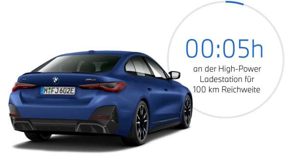 Dreiviertel-Heckansicht BMW i4 M50 eDrive40 G26 2021 BMW i4 M50 eDrive40 G26 2021 BMW Individual Frozen Portimao Blau metallic Dreiviertel-Heckansicht mit Grafik zur Ladedauer