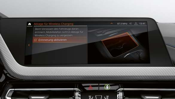 Telefonie mit Wireless Charging. Telefonie mit Wireless Charging im BMW M135i xDrive.
