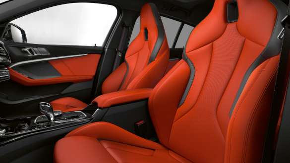M Sportsitze. BMW M135i xDrive Interieur mit M Sportsitzen für Fahrer und Beifahrer.