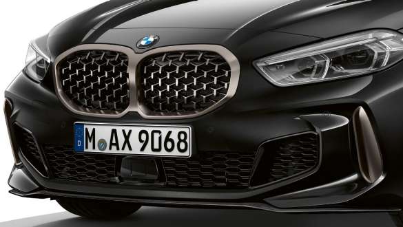 BMW Niere in Mesh-Design. BMW M135i xDrive in Saphirschwarz metallic mit BMW Niere in Mesh-Design in Ceriumgrau.