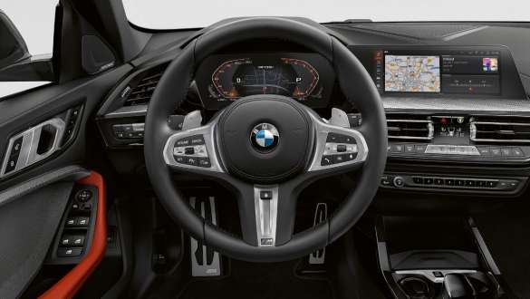 M Lederlenkrad. BMW M135i xDrive Cockpit mit M Lederlenkrad.
