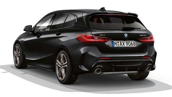 M Aerodynamikpaket. BMW M135i xDrive in Saphirschwarz metallic Heckansicht mit M Aerodynamikpaket.
