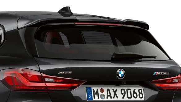 M Heckspoiler. BMW M135i xDrive in Saphirschwarz metallic Heckansicht mit M Heckspoiler.