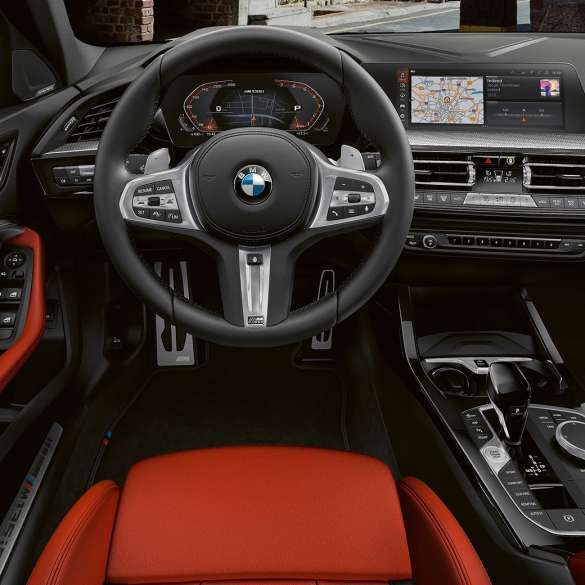 BMW M135i xDrive, Interieur. BMW M135i xDrive Interieur mit M Lederlenkrad und M Sportsitzen.