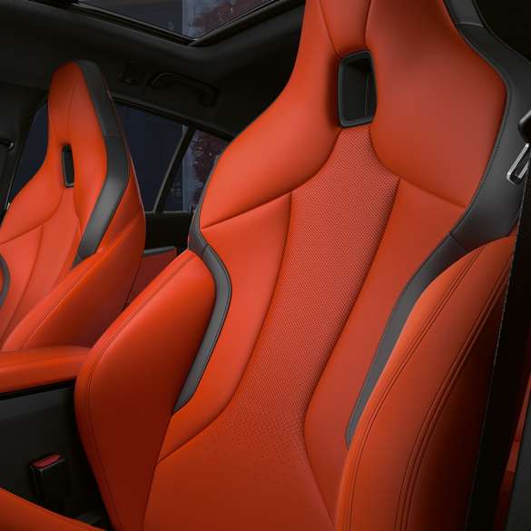 M Sportsitze mit integrierter Kopfstütze. Athletische M Sportsitze mit integrierter Kopfstütze im BMW M135i xDrive Innenraum.